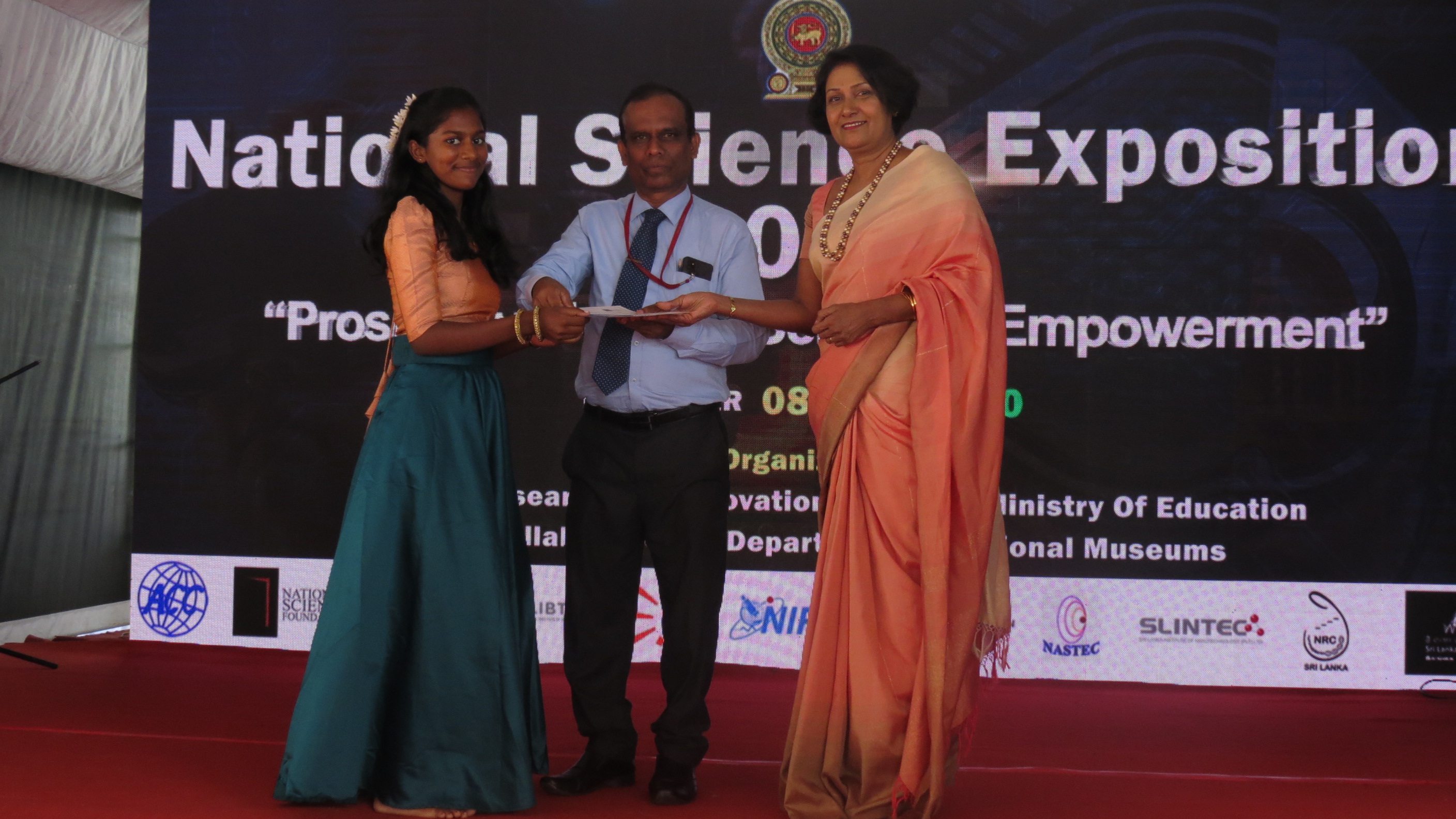 Awarding participation certificates by Dr Sepalika Sudasinghe and Mr Bandula Sarath
